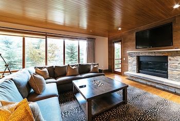 Luxury Four Bedroom Suite With Three Hot Tubs 4 Apartment Hotel By Redawning,7700 Stein Way,4 star