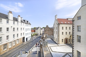 joivy contemporary royal mile apartment w balcony