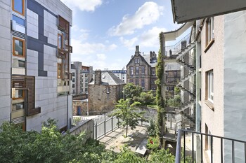 joivy contemporary royal mile apartment w balcony