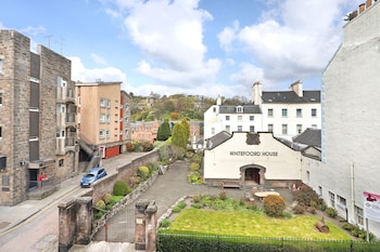 joivy contemporary royal mile apartment w balcony