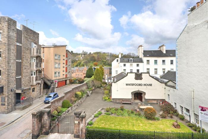 joivy contemporary royal mile apartment w balcony