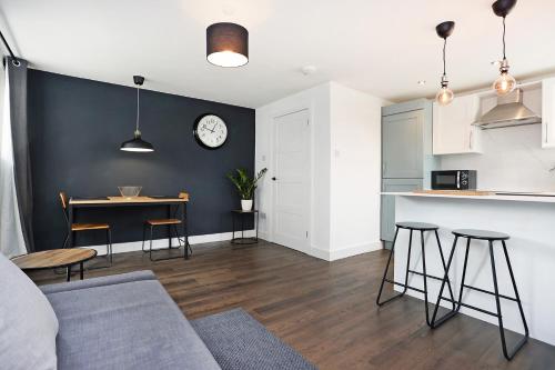 joivy contemporary royal mile apartment w balcony