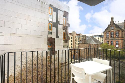 joivy contemporary royal mile apartment w balcony