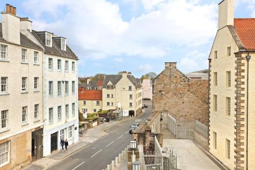 joivy contemporary royal mile apartment w balcony