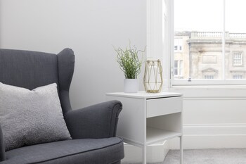 joivy 4 bed stylish flat in edinburgh city centre