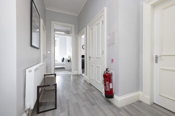 joivy 4 bed stylish flat in edinburgh city centre