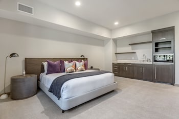 Platinum Four Bedroom Suite 4 Apartment Hotel By Redawning,6702 Stein Circle,2 star