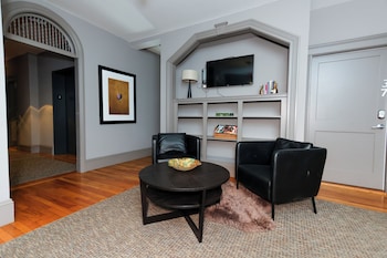 Maverick Suites At 89 Marion,,2 star