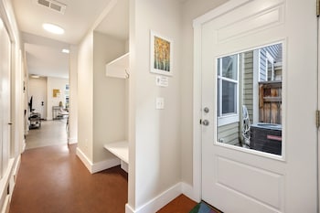 Mid-Century Mod Retreat Near Old Town – Free Bikes,,4 star