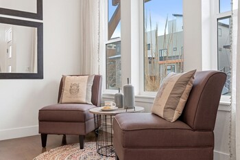 Steps From River & Old Town - Hot Tub & King Bd,,5 star