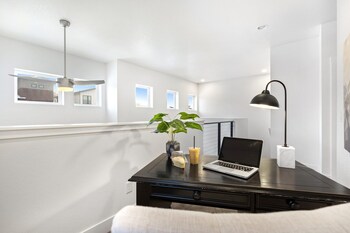 Steps From River & Old Town - Hot Tub & King Bd,,5 star