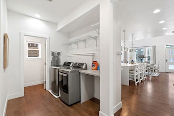 Steps From River & Old Town - Hot Tub & King Bd,,5 star