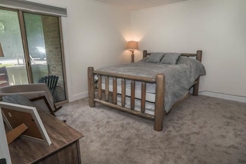 Seven Springs 2 Bedroom Premium Condo, Pet Friendly! By Redawning - Save 10% On 3 Nights, 15% On 5 Nights!,2 Mountain Villas Drive,3 star