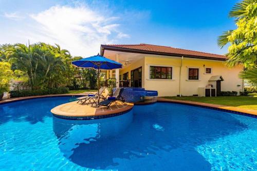 cozy 3 br pool villa close to town cv3l