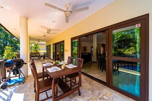 cozy 3 br pool villa close to town cv3l