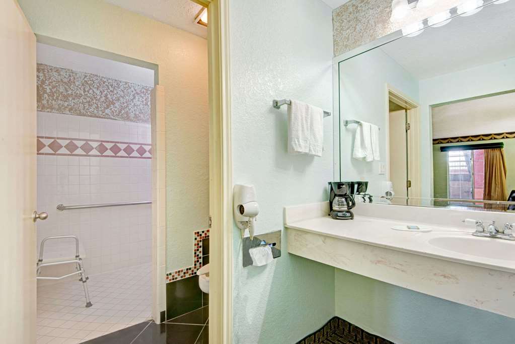 econo lodge inn and suites near lackland afb