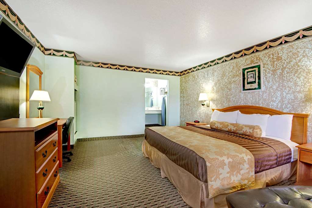 econo lodge inn and suites near lackland afb