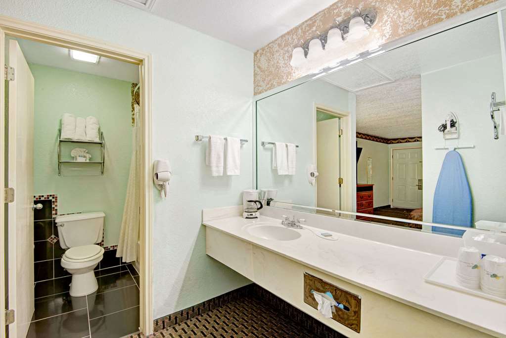 econo lodge inn and suites near lackland afb