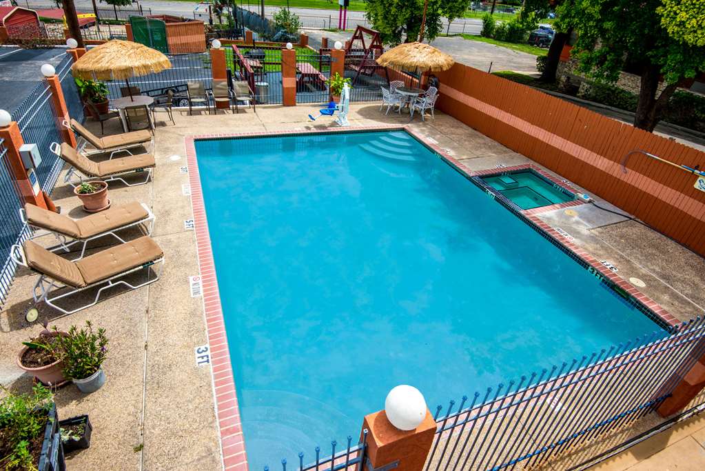 econo lodge inn and suites near lackland afb