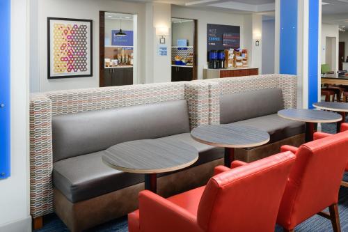 holiday inn express hotel and suites tullahoma by ihg