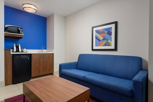 holiday inn express hotel and suites tullahoma by ihg