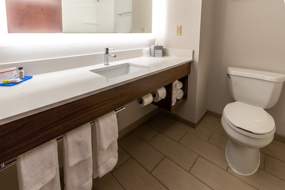 holiday inn express hotel and suites tupelo by ihg