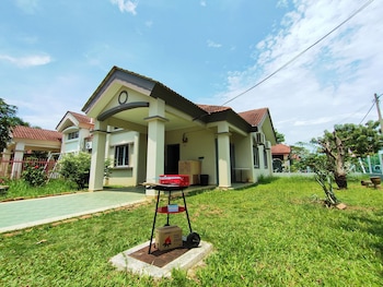 Corner 3Br Landed House At Sepang,,2 star