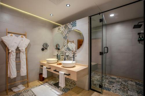 al marmoom oasis luxury experiential desert domes