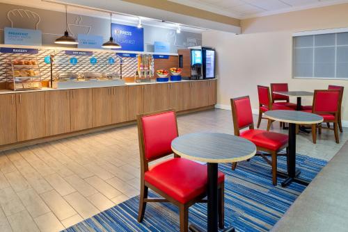 holiday inn express and suites naples north bonita springs