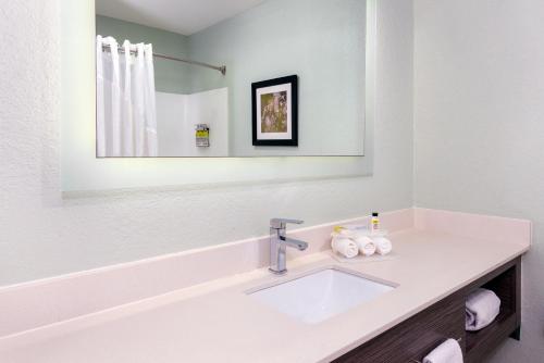holiday inn express and suites naples north bonita springs