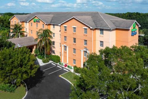 holiday inn express and suites naples north bonita springs