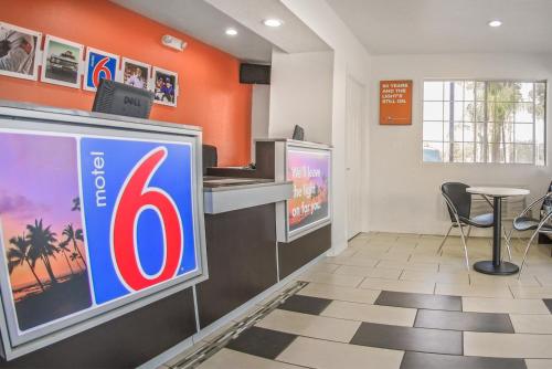 motel 6 visalia ca