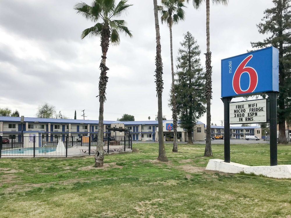 motel 6 visalia ca