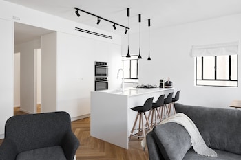 spacious and modern 3bd apartment 2 min from beach