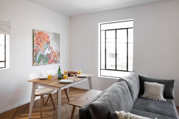 spacious and modern 3bd apartment 2 min from beach