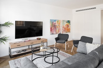spacious and modern 3bd apartment 2 min from beach