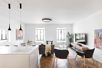 spacious and modern 3bd apartment 2 min from beach