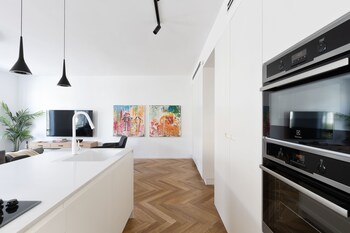 spacious and modern 3bd apartment 2 min from beach