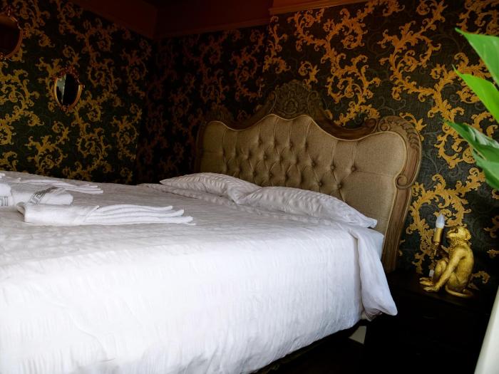 sexy luxurious versace apartment near sheffield