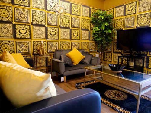 Sexy Luxurious Versace Apartment Near Sheffield,,3 star