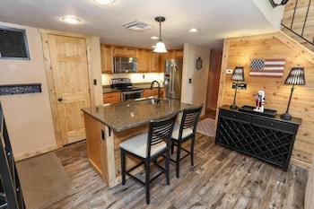 Seven Springs 2 Br Premium Condo, Walk To Slopes By Redawning - Save 10% On 3 Nights, 15% On 5 Nights!,,3 star