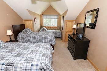 Seven Springs 2 Br Premium Condo, Walk To Slopes By Redawning - Save 10% On 3 Nights, 15% On 5 Nights!,,3 star