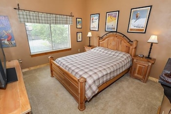 Seven Springs 2 Br Premium Condo, Walk To Slopes By Redawning - Save 10% On 3 Nights, 15% On 5 Nights!,,3 star