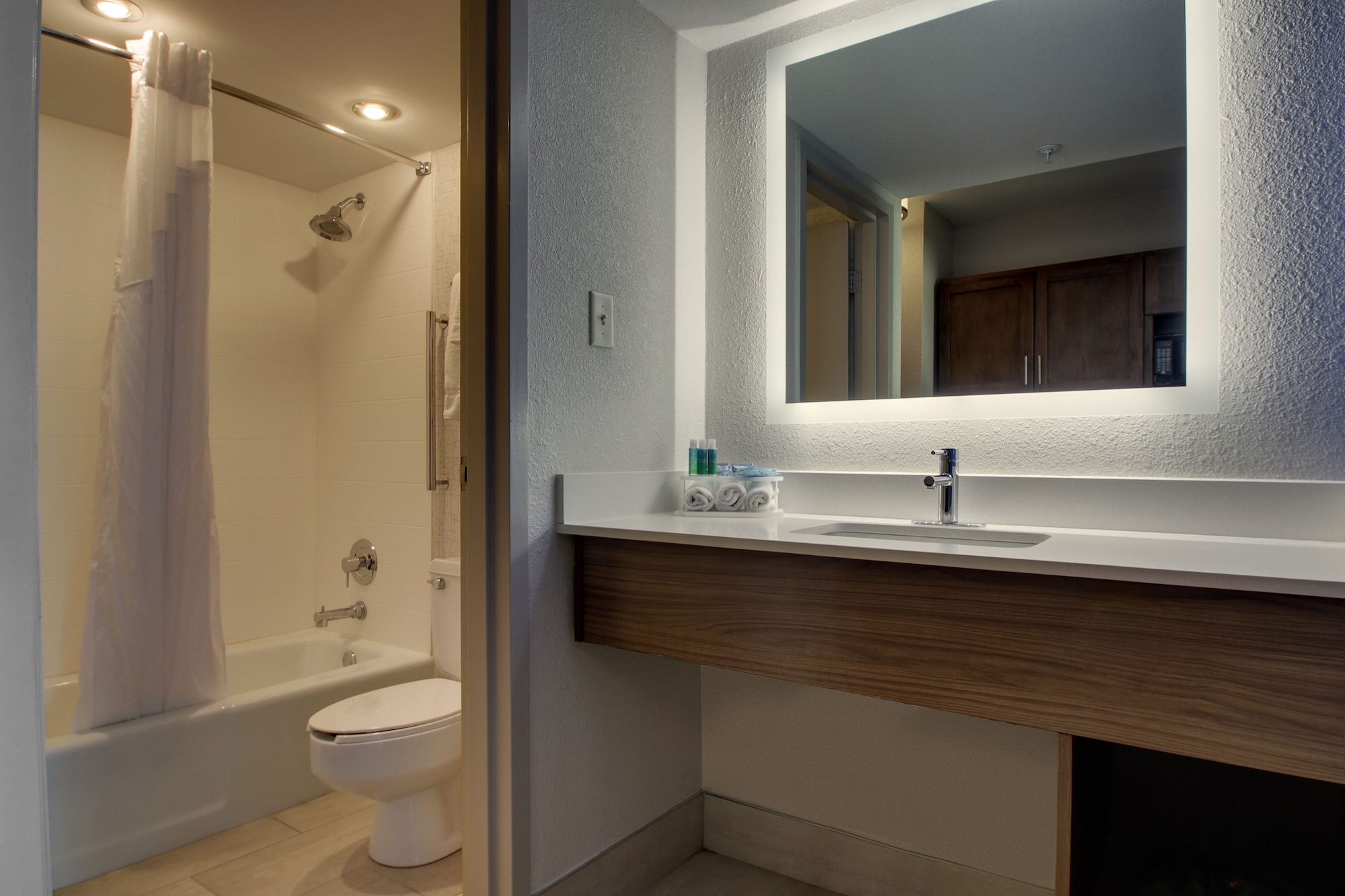 holiday inn express and suites wapakoneta by ihg