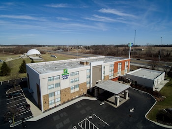 holiday inn express and suites wapakoneta by ihg