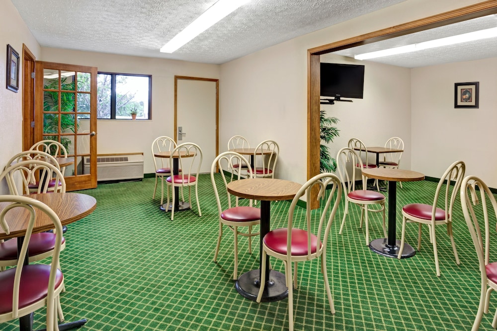 super 8 westlake cleveland