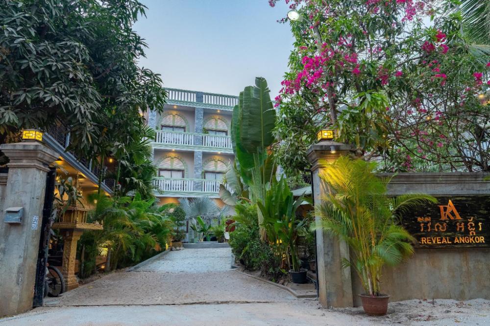 reveal courtyard in reveal angkor