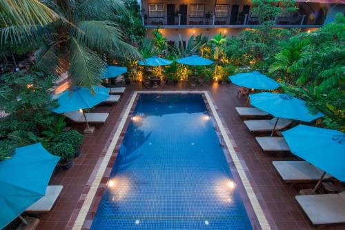 reveal courtyard in reveal angkor