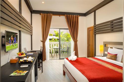 reveal courtyard in reveal angkor