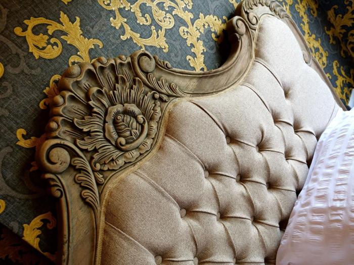 ultra deluxe versace apartment near sheffield